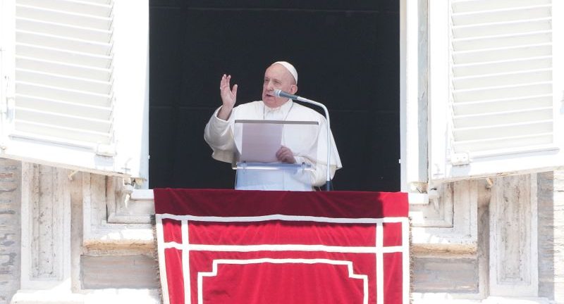 Papa Francesco: «La Croce non diventi monile o oggetto scaramantico»