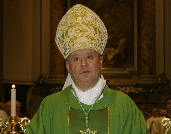 Rifiuti, il Vescovo di Acerra accusa: disegno diabolico contro la Campania