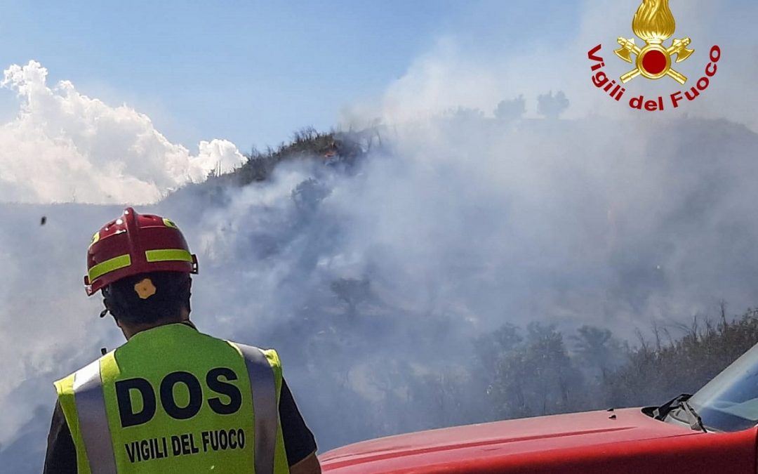 L'incendio al confine tra Rende e Castrolibero
