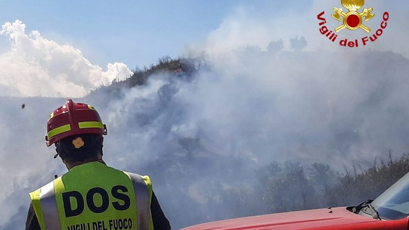 Vigili del fuoco in azione a Cosenza, fiamme a ridosso di una discarica