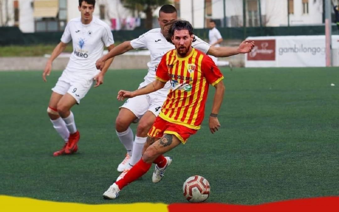 Leo Messi con la maglia del Sambiase
