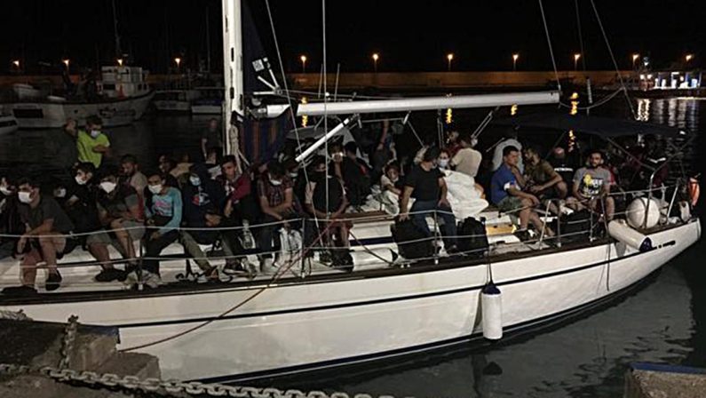 Ancora uno sbarco di migranti sulle coste calabresi: in 50 giunti nel Reggino