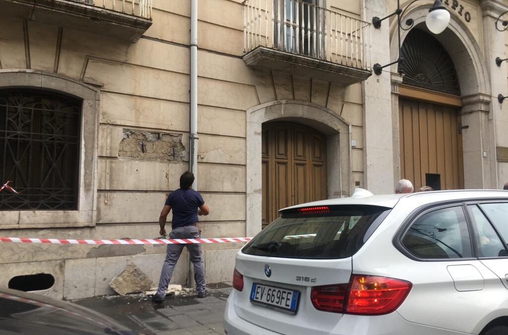 Avellino, crolla un pezzo di muro da Palazzo De Peruta