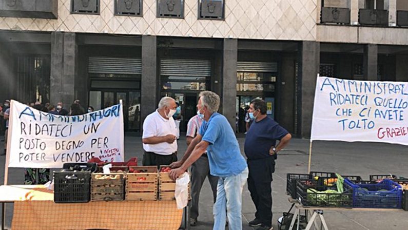 Cosenza, i commercianti protestano per il Mercato e scendono in piazza davanti al Comune