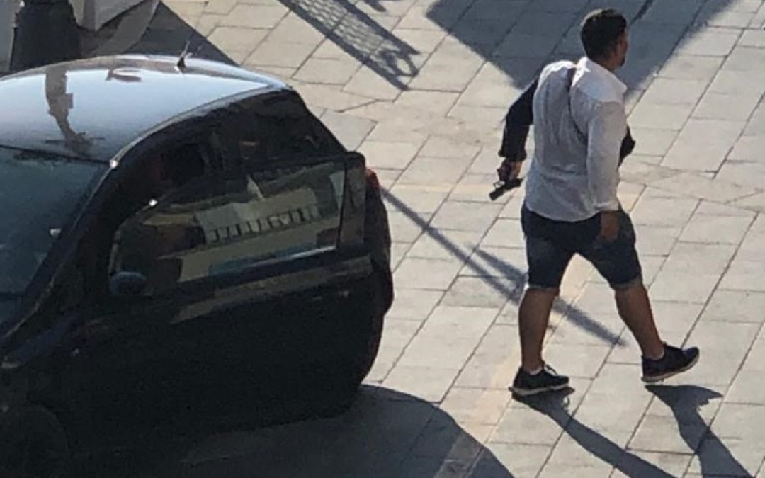 Uno dei protagonisti del raid ripreso, pistola in mano, da una telecamera di sorveglianza