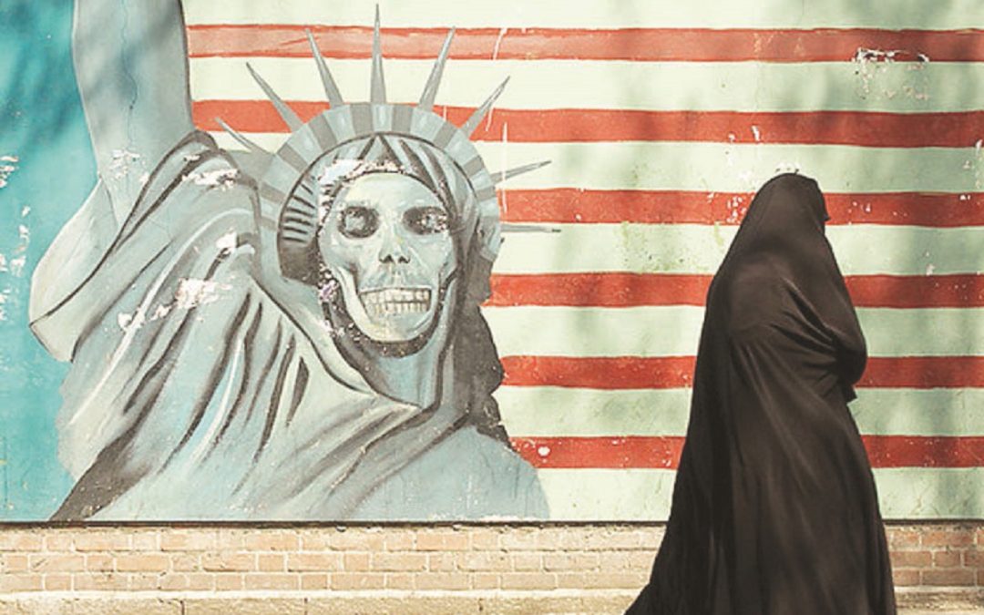 Un murales anti-americano sulle pareti dell’ex ambasciata Usa a Teheran