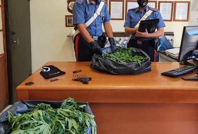 Carabinieri con marijuana sequestrata