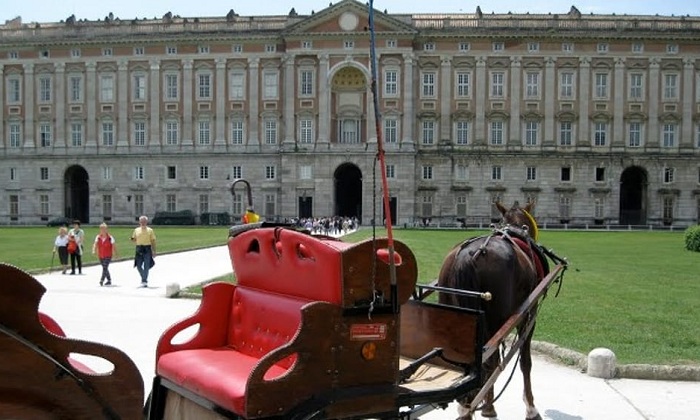 Reggia Caserta: cavallo morto metre trainava una carrozza, la direzione cancella il servizio servizio