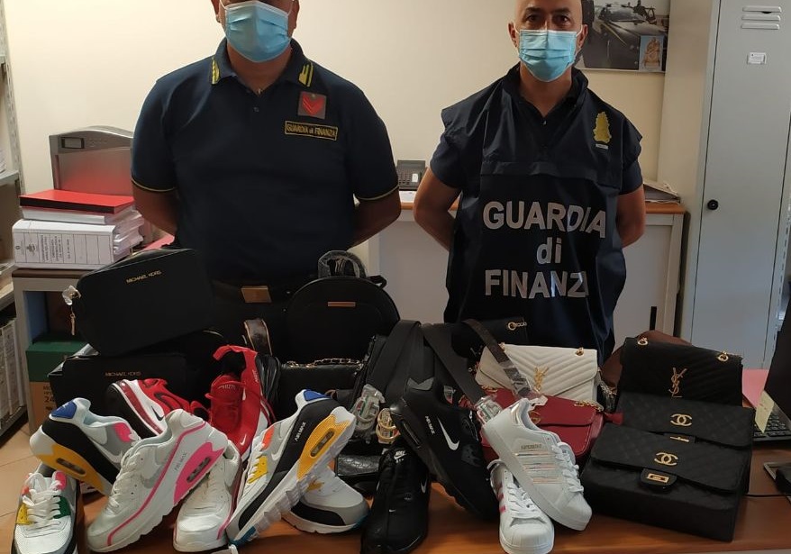 Alcuni dei prodotti sequestrati dalla guardia di finanza