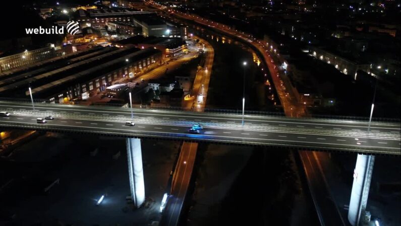 In volo di notte sul nuovo ponte di Genova, aperto al traffico