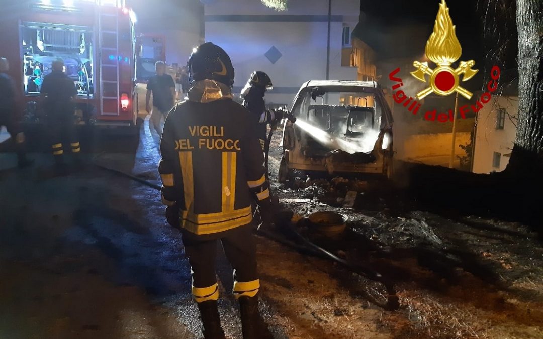 L'autovettura distrutta da un incendio