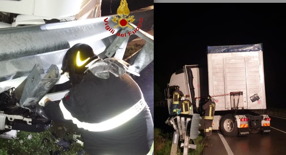 Autoarticolato sbanda ed ostruisce la carreggiata sulla SS7 Bis a Sant’Andrea di Conza, l’intervento dei Vigili del Fuoco
