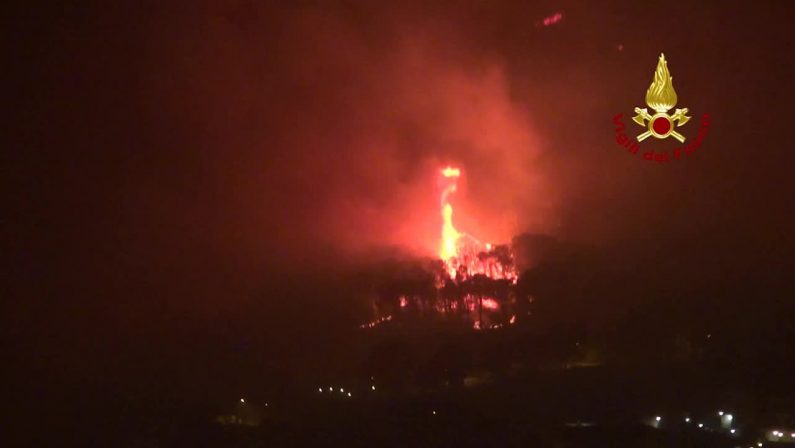 Paura per incendio alle porte di Palermo, in 400 in fuga da case