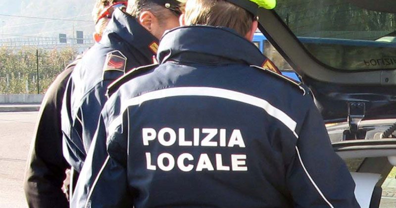 Dieci persone a cena al ristorante, la polizia chiude il locale per cinque giorni