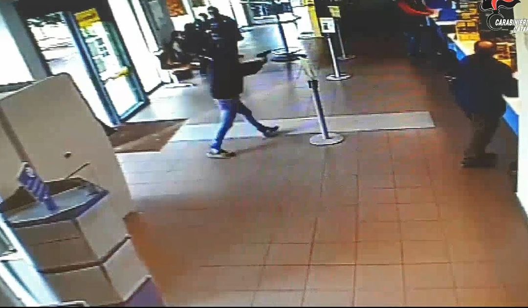 Rapinarono due uffici postali, arrestate tre persone a Lamezia Terme