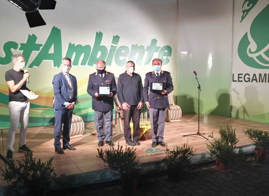 La consegna del premio durante la manifestazione nazionale