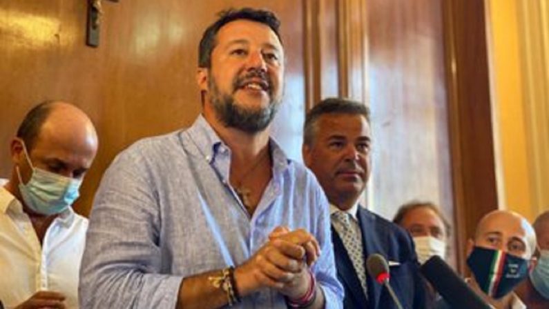 Salvini: «Sicilia, Puglia e Calabria non sono i campi profughi d'Europa»