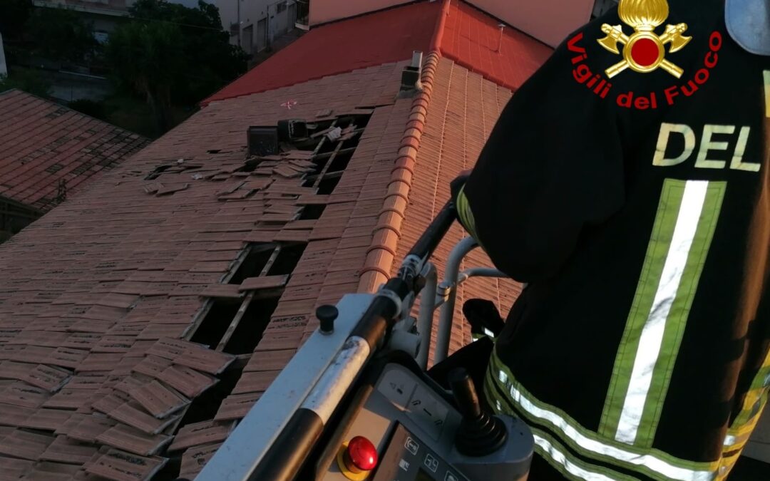 Un tetto divelto a Rocca Imperiale
