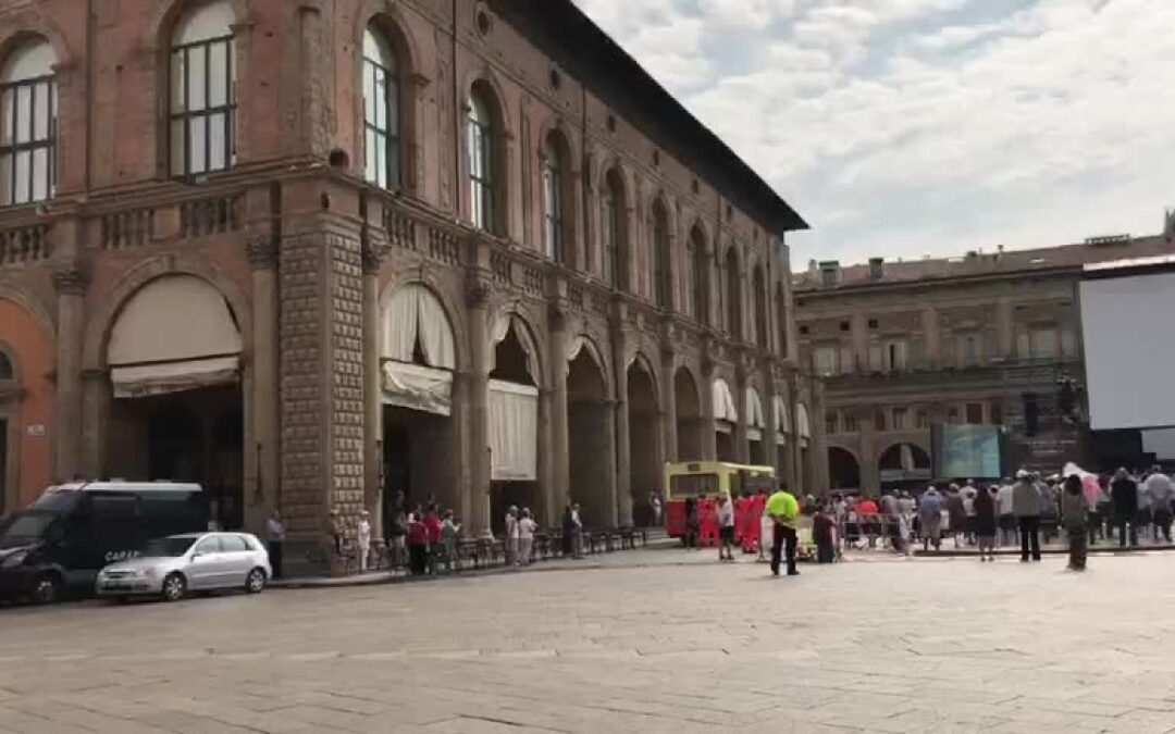 Strage Bologna, in piazza Maggiore fischio del treno e applauso