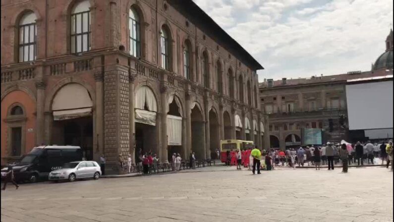 Strage Bologna, in piazza Maggiore fischio del treno e applauso