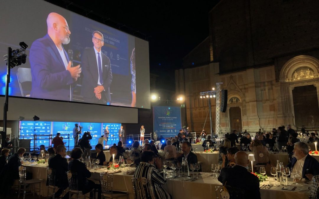 Coronavirus, a Bologna la pioggia non ferma cena di solidarietà