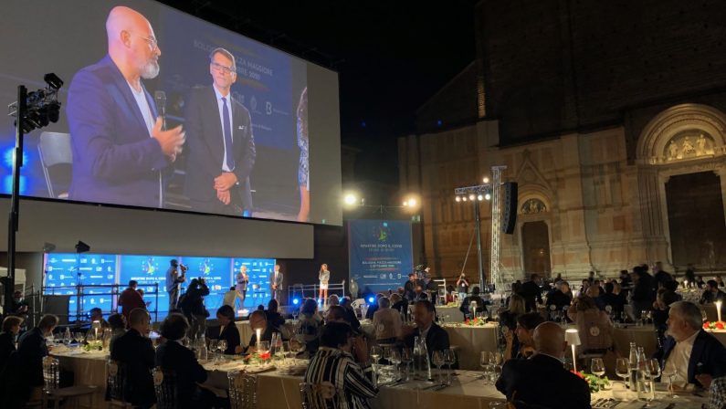 Coronavirus, a Bologna la pioggia non ferma cena di solidarietà
