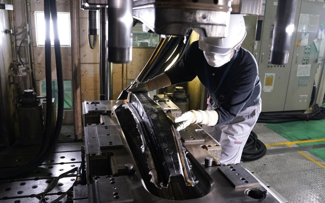 Innovazione Nissan nella produzionei parti fibra carbonio