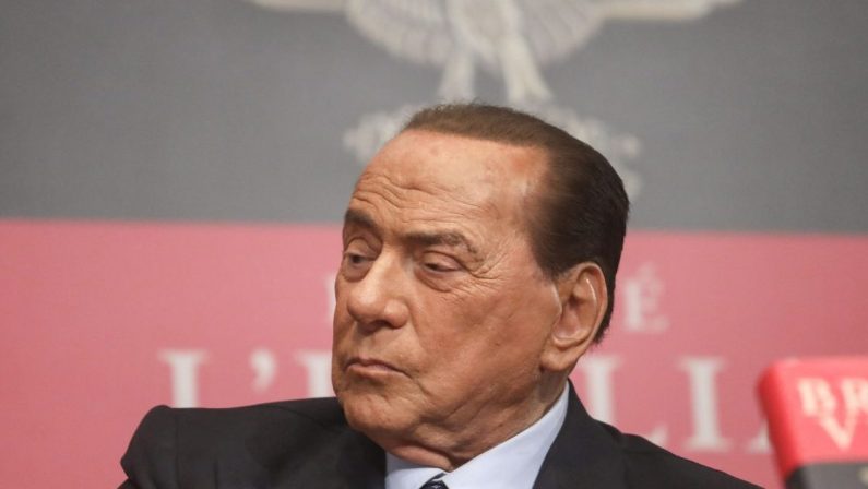 Quirinale, Berlusconi rinuncia: «Dal centrodestra una proposta condivisa»