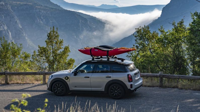 Con Mini Cooper SE Countryman All4 verso la gola del Verdon