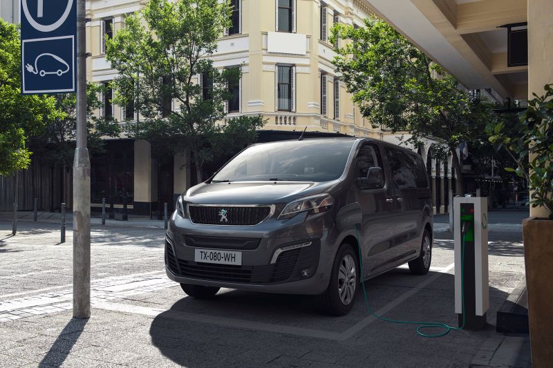 Al via ordini per nuovo Peugeot e-Traveller