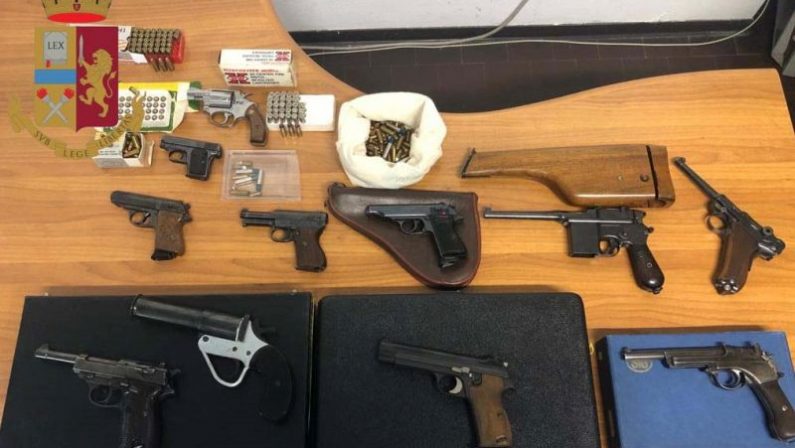 Nascondeva 11 pistole in casa a Milano, arrestato