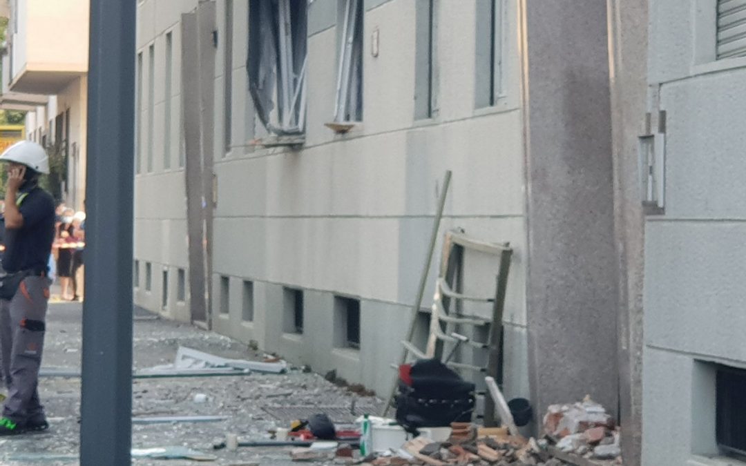 Esplosione in un condominio a Milano, salgono a 8 i feriti
