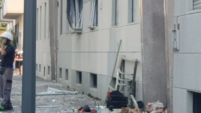 Esplosione in un condominio a Milano, salgono a 8 i feriti
