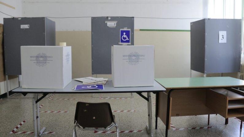 Referendum, alle 12 affluenza al 12,25%