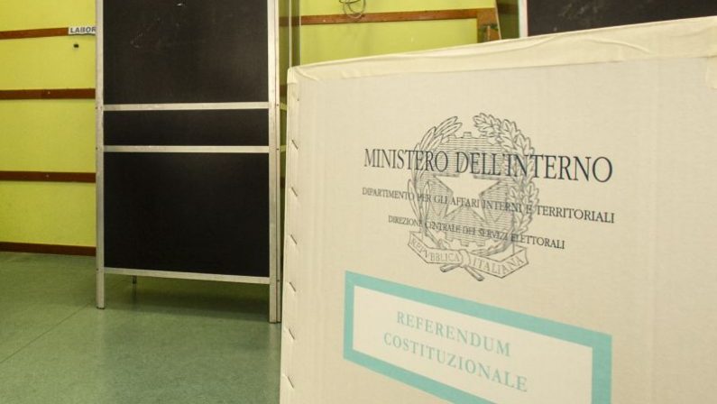 Riaperti i seggi, si vota fino alle 15