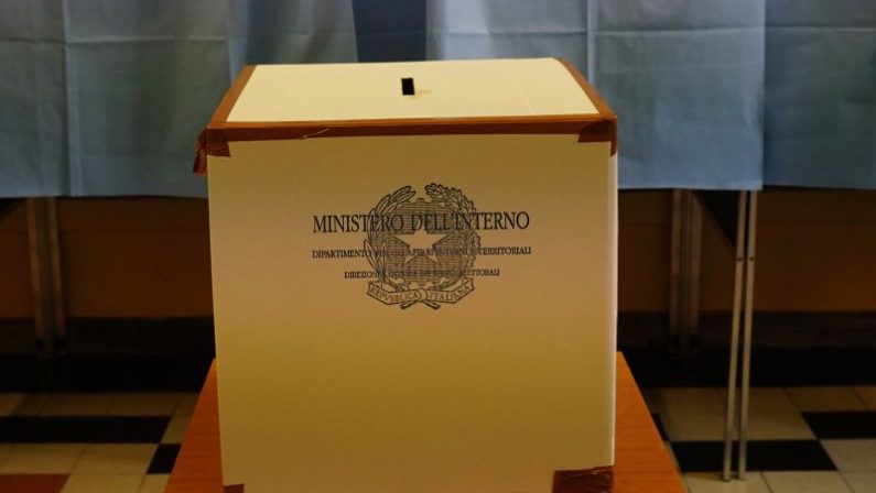 Exit poll, al referendum vince il sì, testa a testa Puglia e Toscana