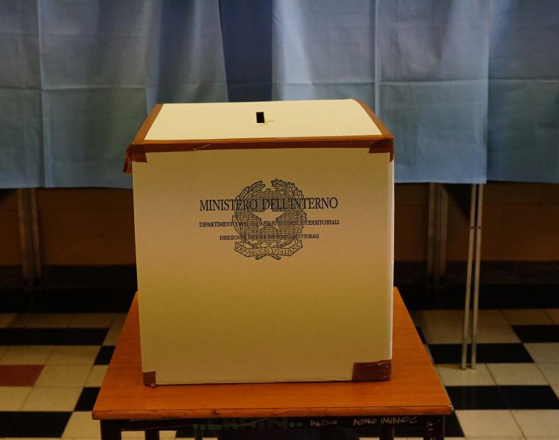 Exit poll, al referendum vince il sì, testa a testa Puglia e Toscana