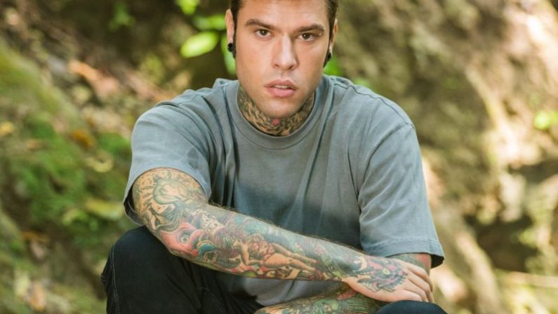 Fedez torna con il nuovo singolo “Bella storia”