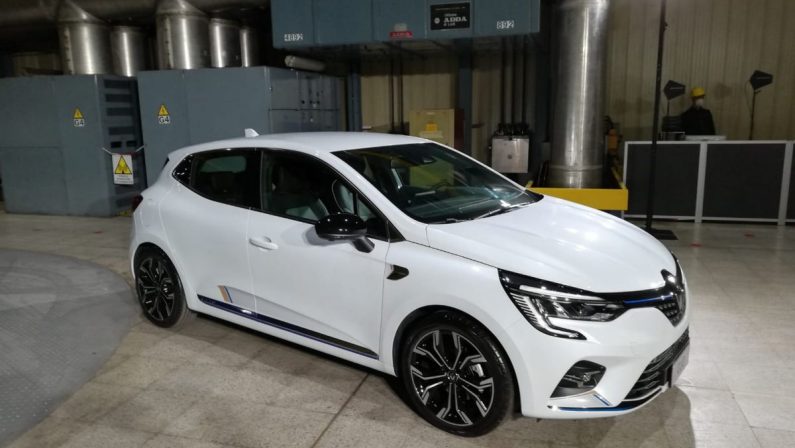 Renault lancia la Clio Ibrida che si ricarica frenando