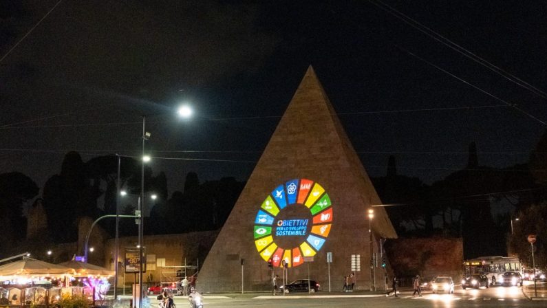 Acea illumina Piramide Cestia con obiettivi sviluppo sostenibile Onu