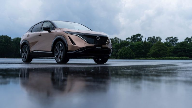 Per Nissan nuovo logo e anteprima crossover coupè elettrico Ariya