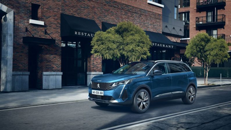 Al via ordini nuovo SUV Peugeot 5008