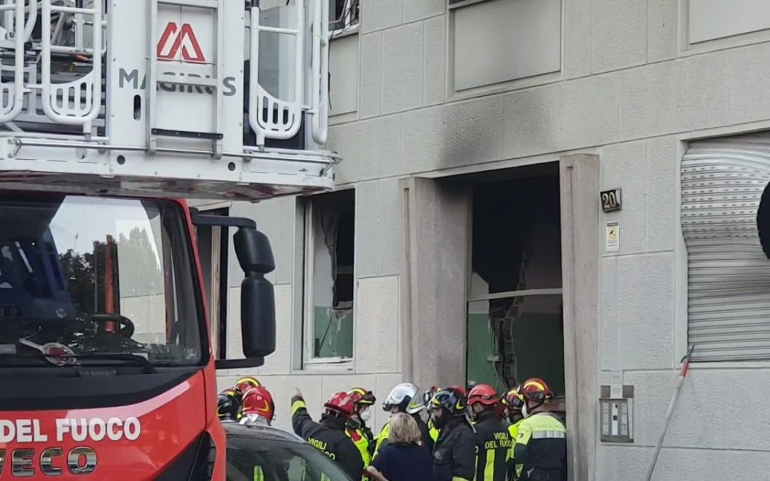 Esplosione in un condominio a Milano, Pm “fuga di gas”