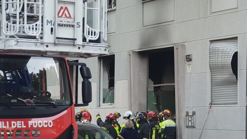 Esplosione in un condominio a Milano, Pm “fuga di gas”