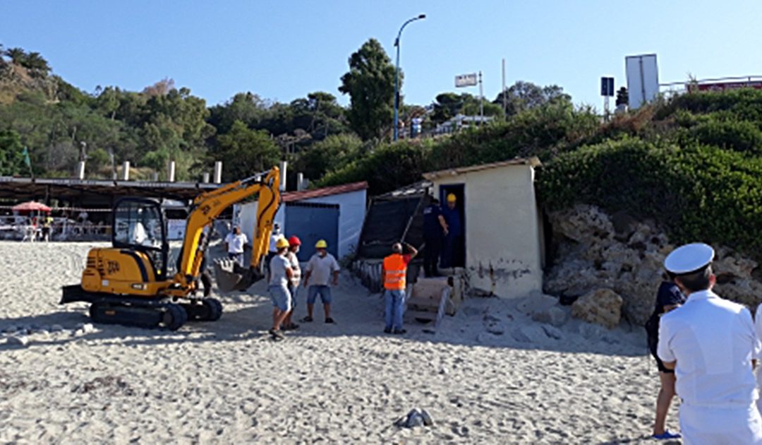 Abusivismo sulla Costa degli dei, demolito, alla presenza del prefetto, un immobile sulla spiaggia
