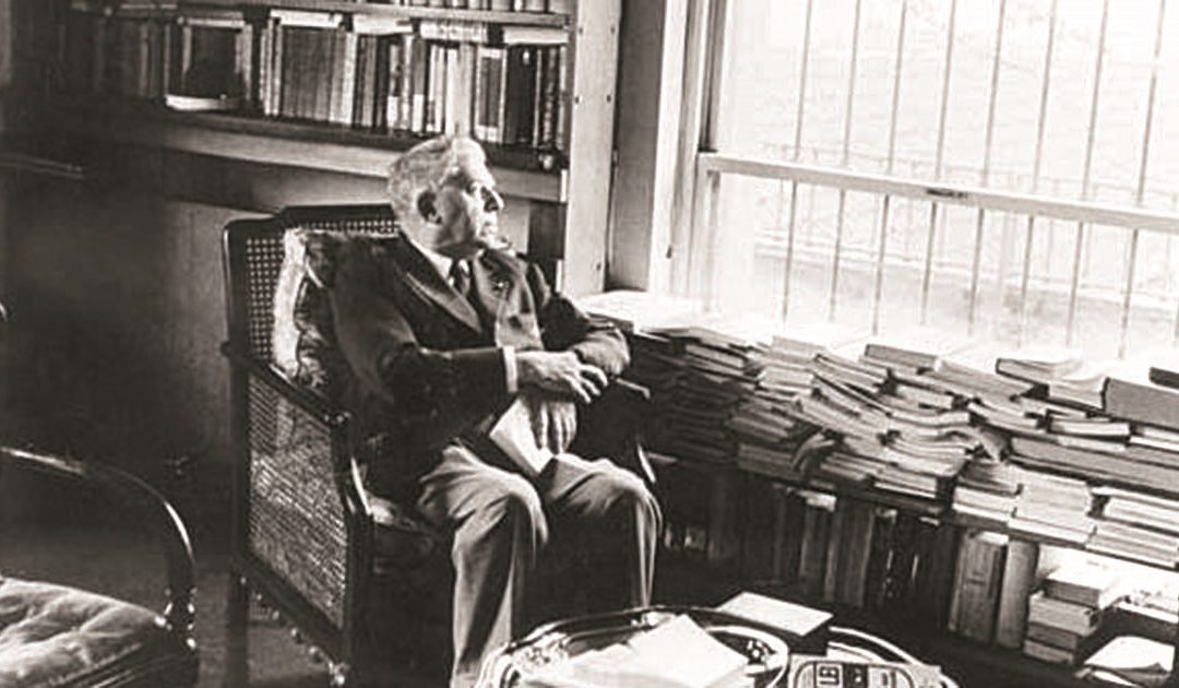 Eugenio Montale nella sua casa milanese