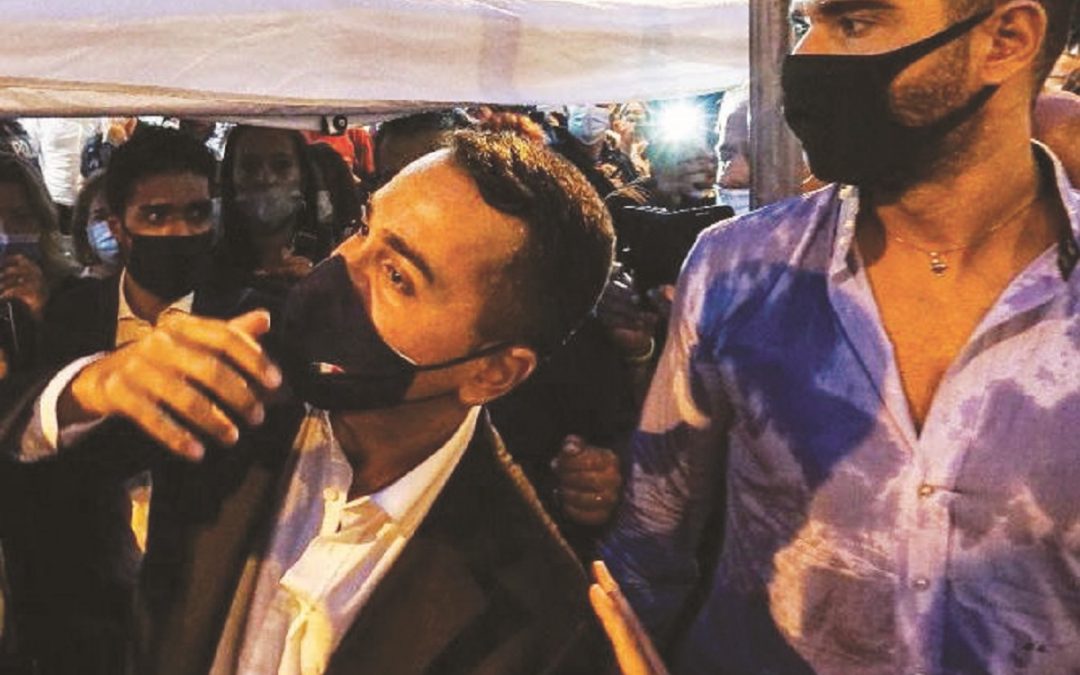 Luigi Di Maio subito dopo essere stato colpito dal gavettone