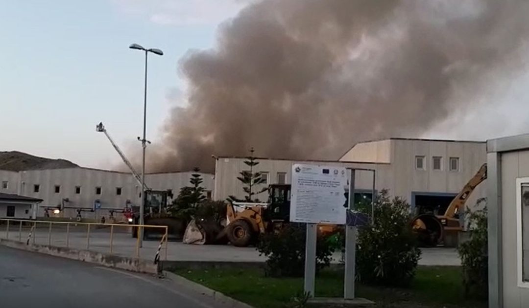 Siderno, esplosioni e fiamme all’impianto di trattamento dei rifiuti