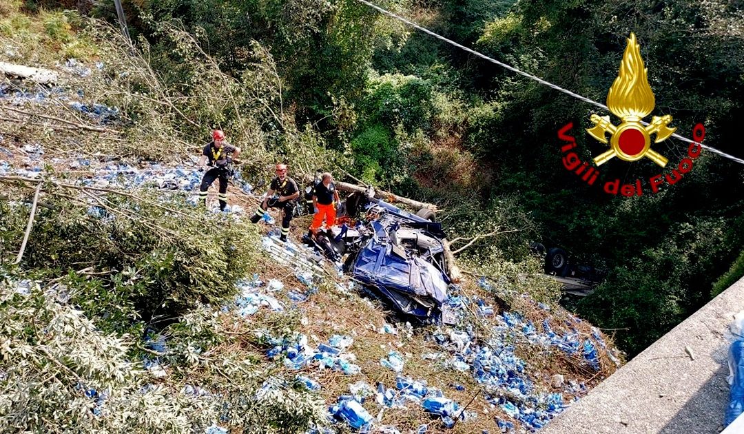 L'autoarticolato in fondo al burrone