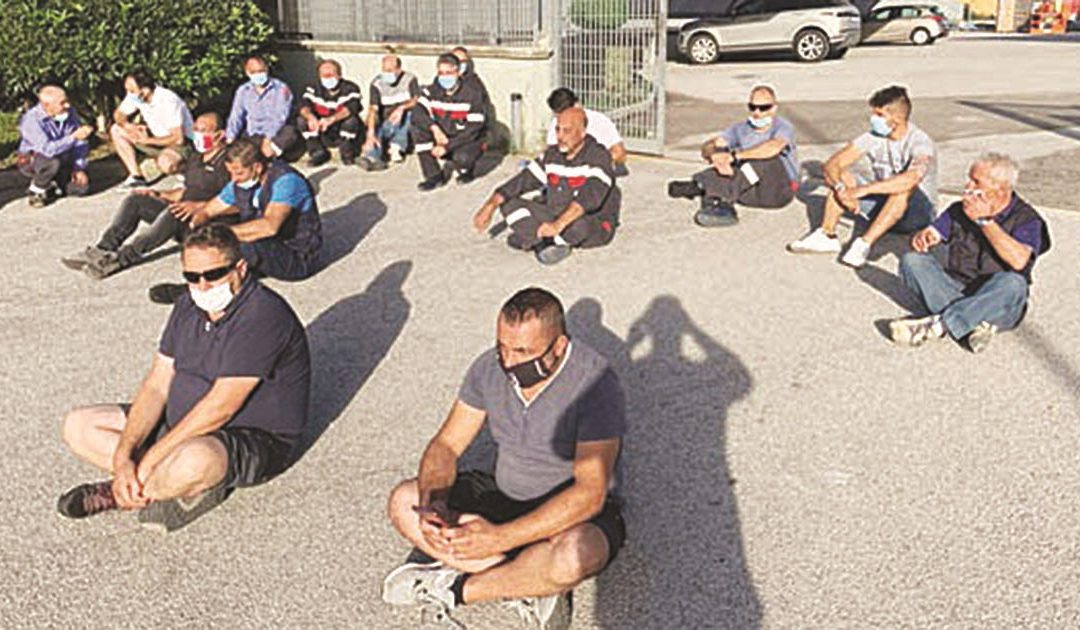 Elettra, paura durante il sit-in: I sindacati: «Il titolare ha tentato di investire alcuni operai»